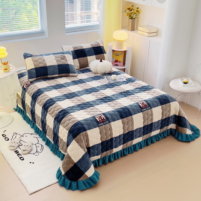 91家纺网 家纺一手货源 找家纺 情煊 2023新款牛奶绒印花床盖 蓝大格