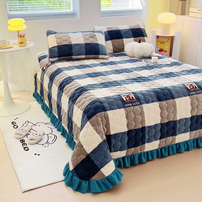 91家纺网 家纺一手货源 找家纺 情煊 2023新款牛奶绒印花床盖 蓝大格