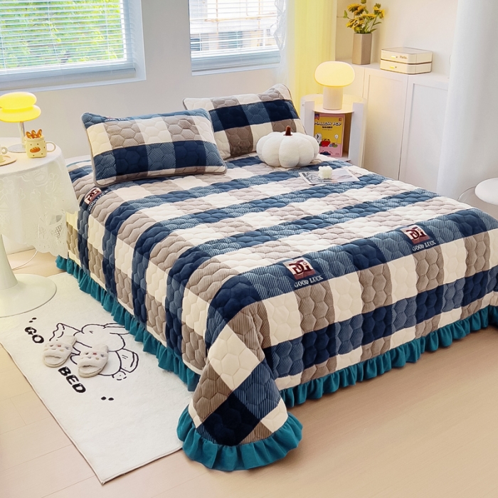 91家纺网 家纺一手货源 找家纺 情煊 2023新款牛奶绒印花床盖 蓝大格