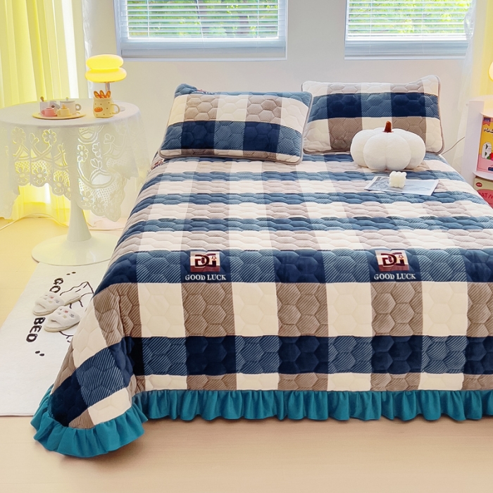 91家纺网 家纺一手货源 找家纺 情煊 2023新款牛奶绒印花床盖 蓝大格