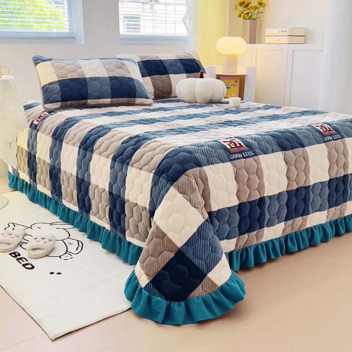 91家纺网 家纺一手货源 找家纺 情煊 2023新款牛奶绒印花床盖 蓝大格