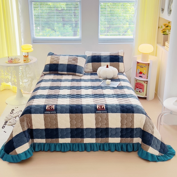 91家纺网 家纺一手货源 找家纺 情煊 2023新款牛奶绒印花床盖 蓝大格