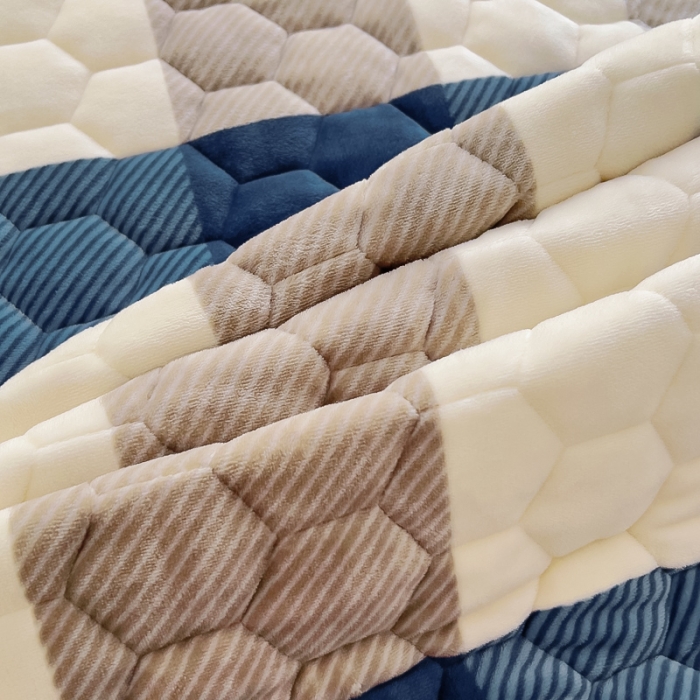 91家纺网 家纺一手货源 找家纺 情煊 2023新款牛奶绒印花床盖 蓝大格