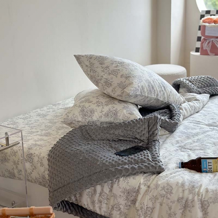 91家纺网 家纺一手货源 找家纺 星期八 2023新款复古碎花全棉豆豆春秋被四件套 白山茶