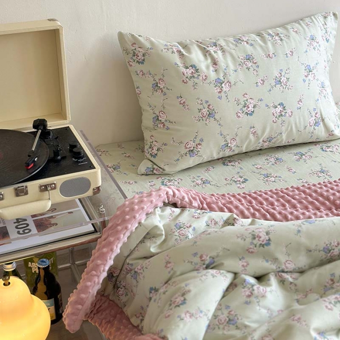 91家纺网 家纺一手货源 找家纺 星期八 2023新款复古碎花全棉豆豆春秋被四件套 花丛