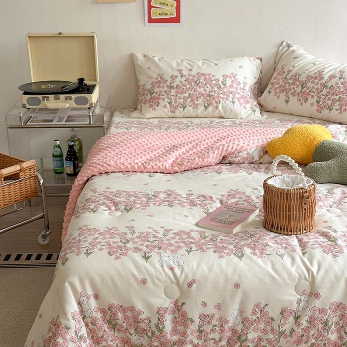 91家纺网 家纺一手货源 找家纺 星期八 2023新款复古碎花全棉豆豆春秋被四件套 花园兔