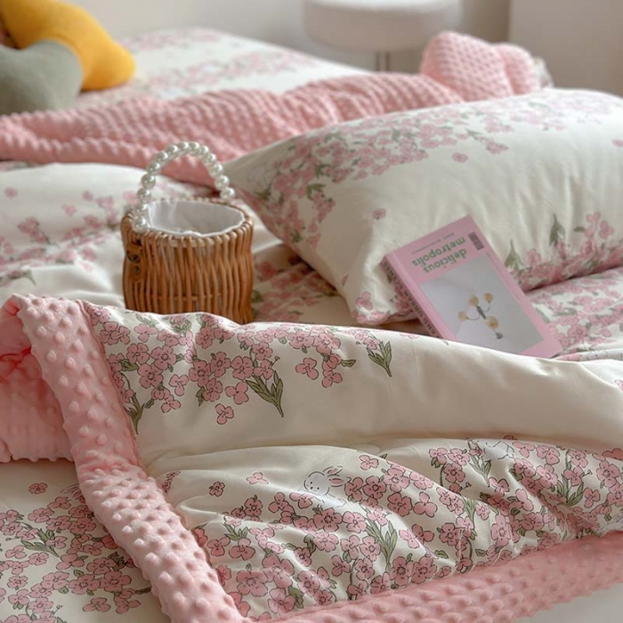 91家纺网 家纺一手货源 找家纺 星期八 2023新款复古碎花全棉豆豆春秋被四件套 花园兔