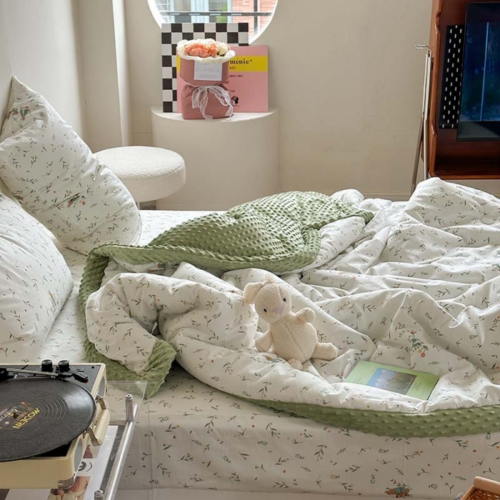 91家纺网 家纺一手货源 找家纺 星期八 2023新款复古碎花全棉豆豆春秋被四件套 精灵兔