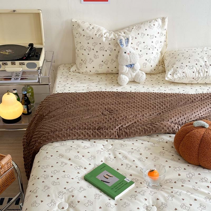 91家纺网 家纺一手货源 找家纺 星期八 2023新款复古碎花全棉豆豆春秋被四件套 可可熊