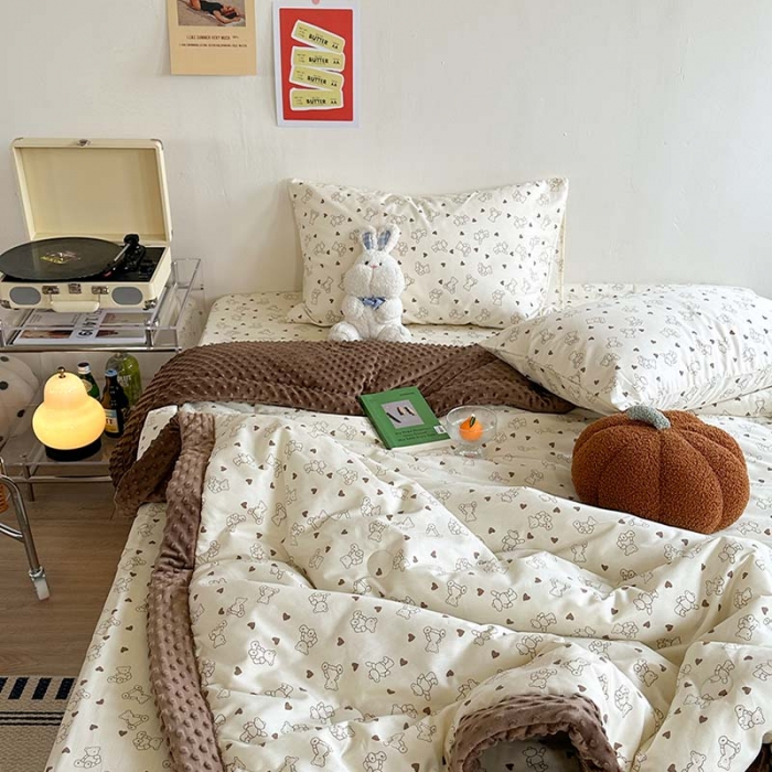 91家纺网 家纺一手货源 找家纺 星期八 2023新款复古碎花全棉豆豆春秋被四件套 可可熊