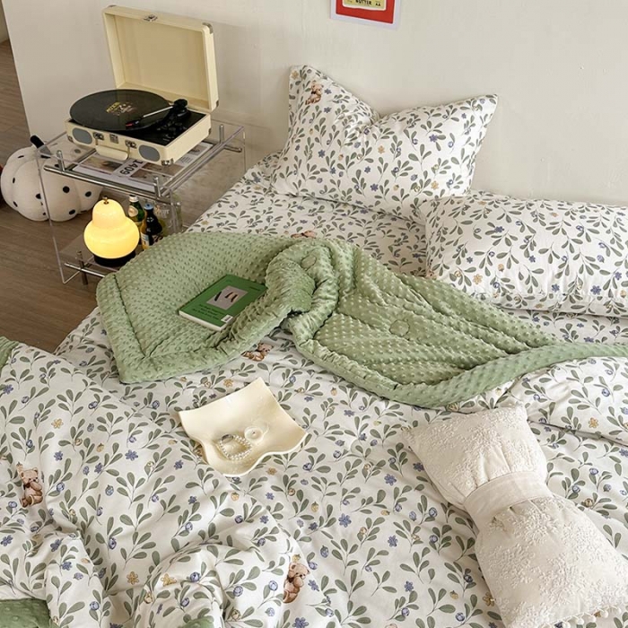 91家纺网 家纺一手货源 找家纺 星期八 2023新款复古碎花全棉豆豆春秋被四件套 树叶熊
