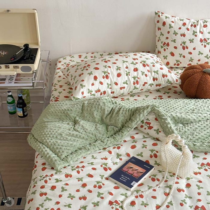 91家纺网 家纺一手货源 找家纺 星期八 2023新款复古碎花全棉豆豆春秋被四件套 小草莓