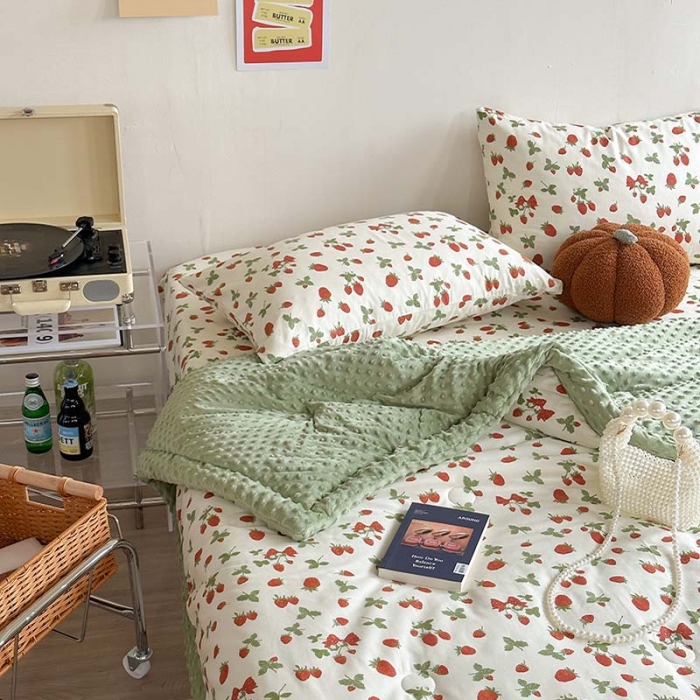 91家纺网 家纺一手货源 找家纺 星期八 2023新款复古碎花全棉豆豆春秋被四件套 小草莓