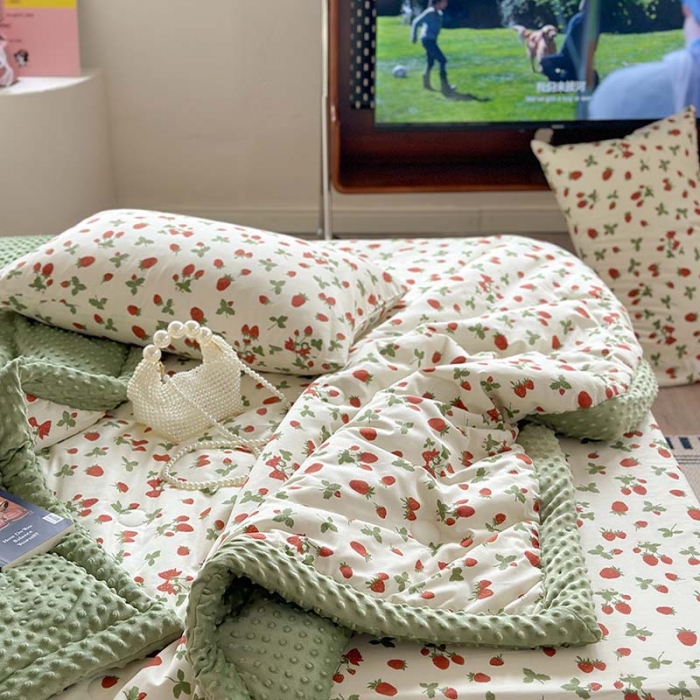 91家纺网 家纺一手货源 找家纺 星期八 2023新款复古碎花全棉豆豆春秋被四件套 小草莓
