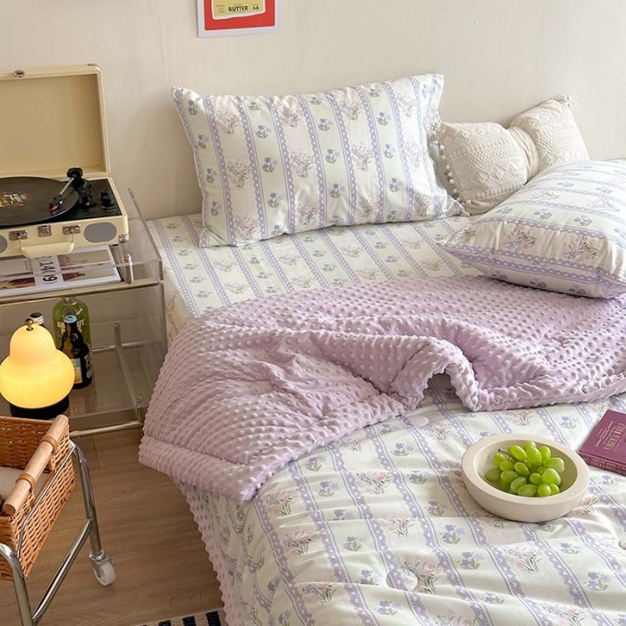 91家纺网 家纺一手货源 找家纺 星期八 2023新款复古碎花全棉豆豆春秋被四件套 薰衣草