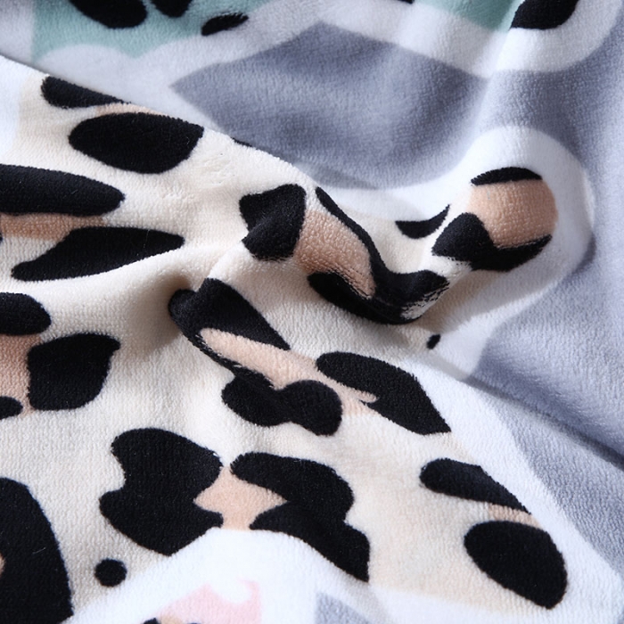 91家纺网 家纺一手货源 找家纺 伊可爱抱枕被 2023新款多功能牛奶绒印花抱枕被 豹纹星星