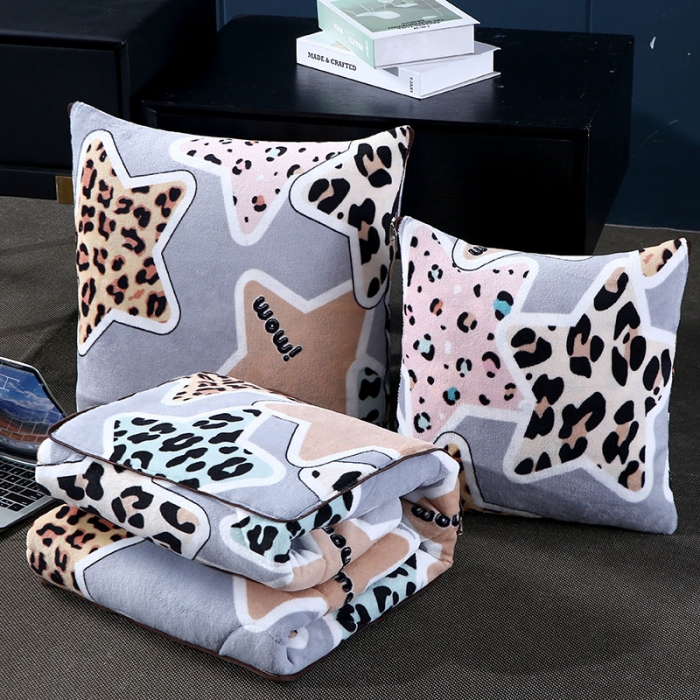 91家纺网 家纺一手货源 找家纺 伊可爱抱枕被 2023新款多功能牛奶绒印花抱枕被 豹纹星星