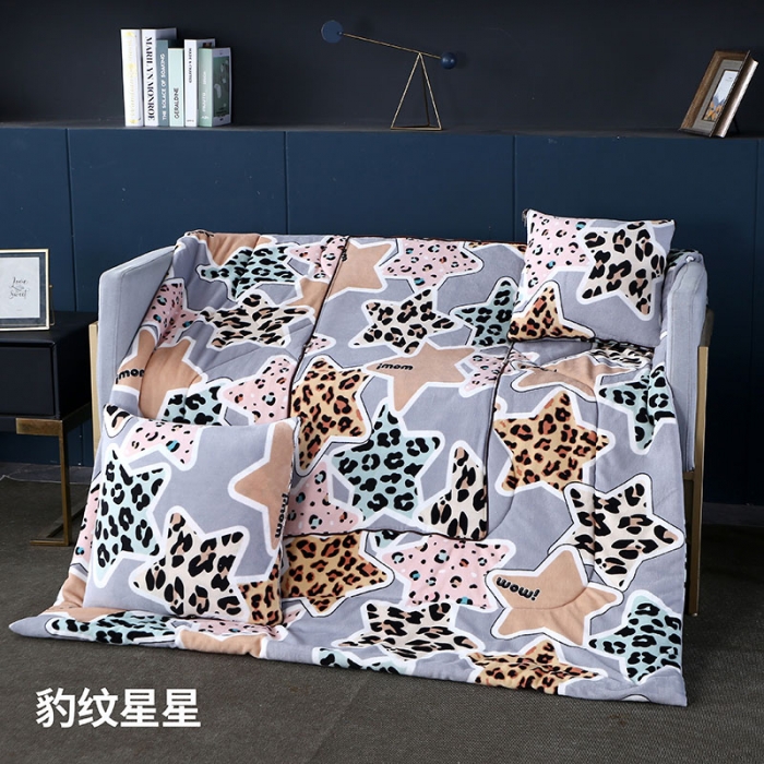 91家纺网 家纺一手货源 找家纺 伊可爱抱枕被 2023新款多功能牛奶绒印花抱枕被 豹纹星星
