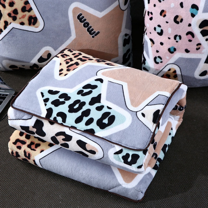 91家纺网 家纺一手货源 找家纺 伊可爱抱枕被 2023新款多功能牛奶绒印花抱枕被 豹纹星星