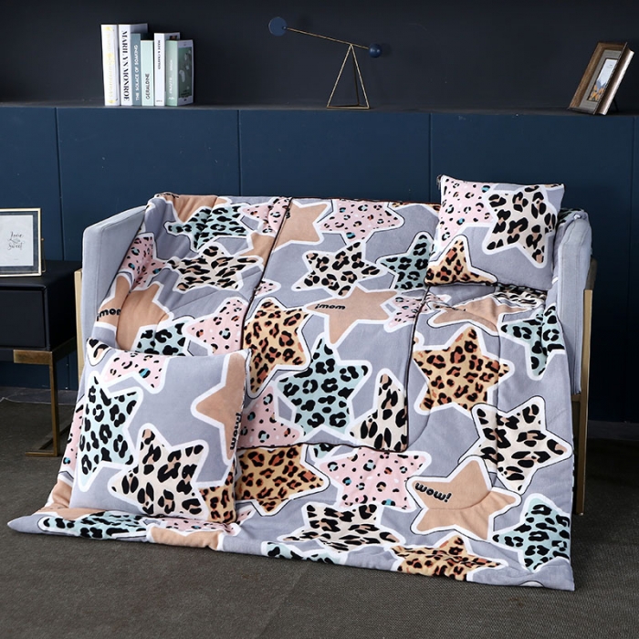 91家纺网 家纺一手货源 找家纺 伊可爱抱枕被 2023新款多功能牛奶绒印花抱枕被 豹纹星星