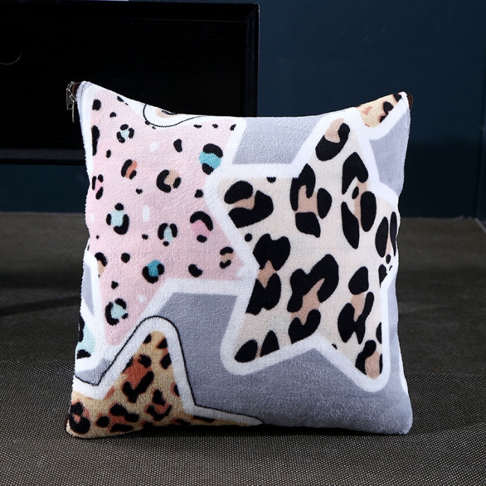 91家纺网 家纺一手货源 找家纺 伊可爱抱枕被 2023新款多功能牛奶绒印花抱枕被 豹纹星星