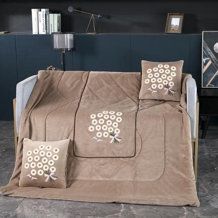 91家纺网 家纺一手货源 找家纺 伊可爱抱枕被 2023新款牛奶绒绣花抱枕被 花之恋-卡其