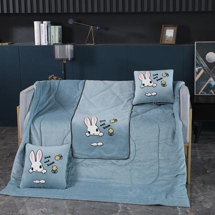 91家纺网 家纺一手货源 找家纺 伊可爱抱枕被 2023新款牛奶绒绣花抱枕被 幸运兔-湖兰