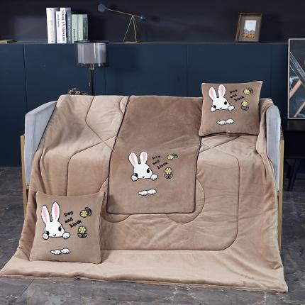 91家纺网 家纺一手货源 找家纺 伊可爱抱枕被 2023新款牛奶绒绣花抱枕被 幸运兔-卡其