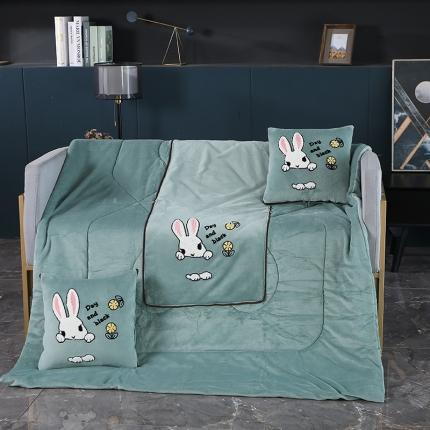 91家纺网 家纺一手货源 找家纺 伊可爱抱枕被 2023新款牛奶绒绣花抱枕被 幸运兔-绿色