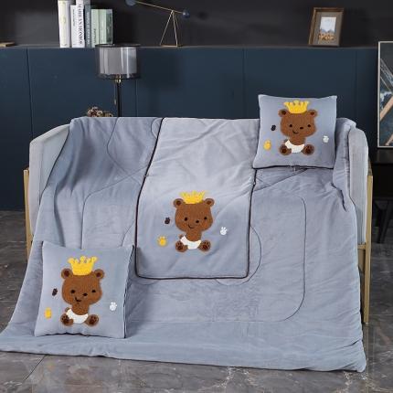 91家纺网 家纺一手货源 找家纺 伊可爱抱枕被 2023新款牛奶绒绣花抱枕被 熊宝宝-灰色