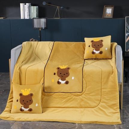 91家纺网 家纺一手货源 找家纺 伊可爱抱枕被 2023新款牛奶绒绣花抱枕被 熊宝宝-姜黄