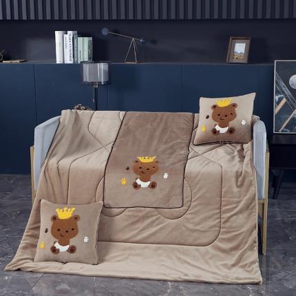 91家纺网 家纺一手货源 找家纺 伊可爱抱枕被 2023新款牛奶绒绣花抱枕被 熊宝宝-卡其