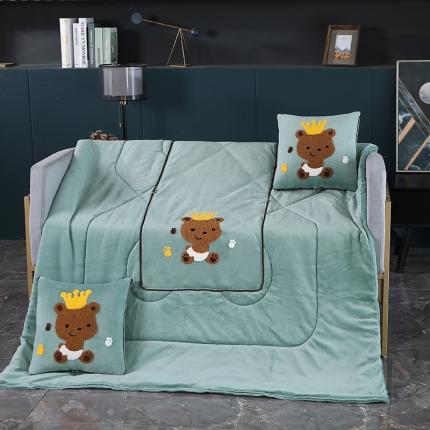 91家纺网 家纺一手货源 找家纺 伊可爱抱枕被 2023新款牛奶绒绣花抱枕被 熊宝宝-绿色