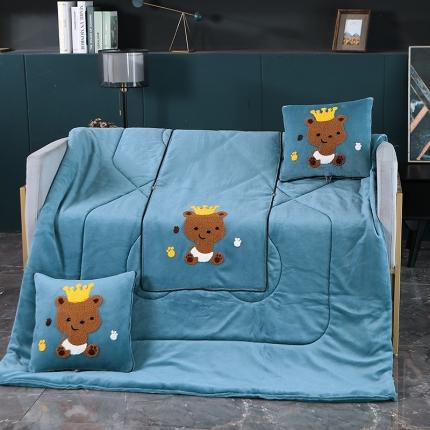 91家纺网 家纺一手货源 找家纺 伊可爱抱枕被 2023新款牛奶绒绣花抱枕被 熊宝宝-天空蓝