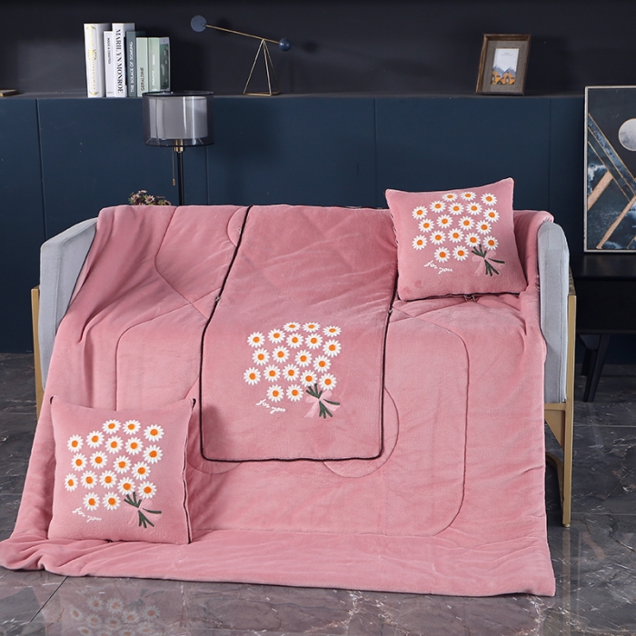 91家纺网 家纺一手货源 找家纺 伊可爱抱枕被 2023新款牛奶绒绣花抱枕被 花之恋-粉色