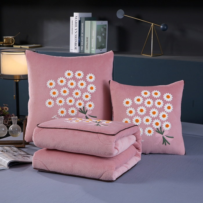 91家纺网 家纺一手货源 找家纺 伊可爱抱枕被 2023新款牛奶绒绣花抱枕被 花之恋-粉色