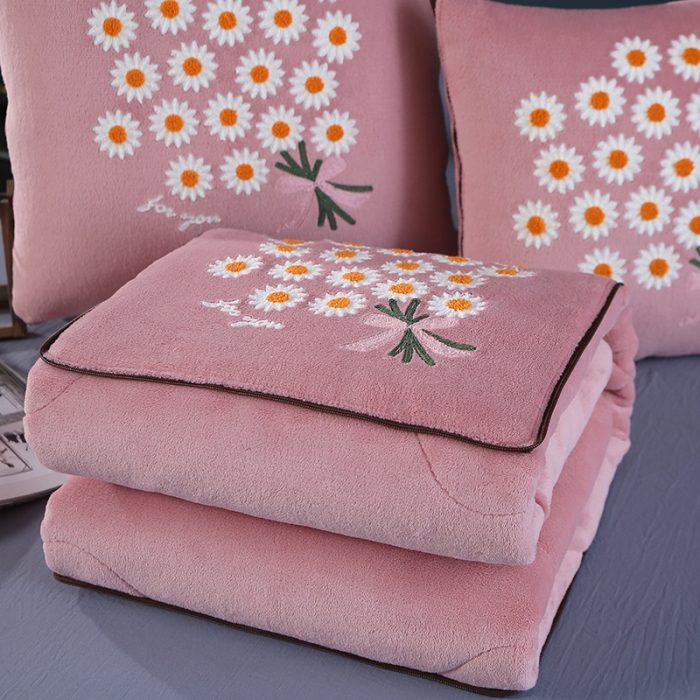 91家纺网 家纺一手货源 找家纺 伊可爱抱枕被 2023新款牛奶绒绣花抱枕被 花之恋-粉色