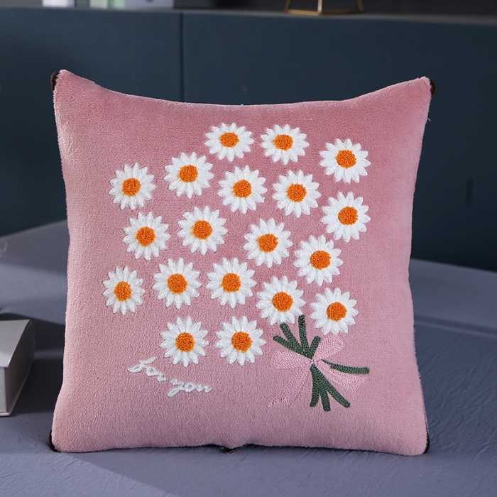 91家纺网 家纺一手货源 找家纺 伊可爱抱枕被 2023新款牛奶绒绣花抱枕被 花之恋-粉色