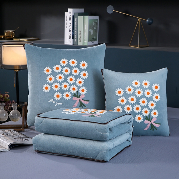 91家纺网 家纺一手货源 找家纺 伊可爱抱枕被 2023新款牛奶绒绣花抱枕被 花之恋-湖兰