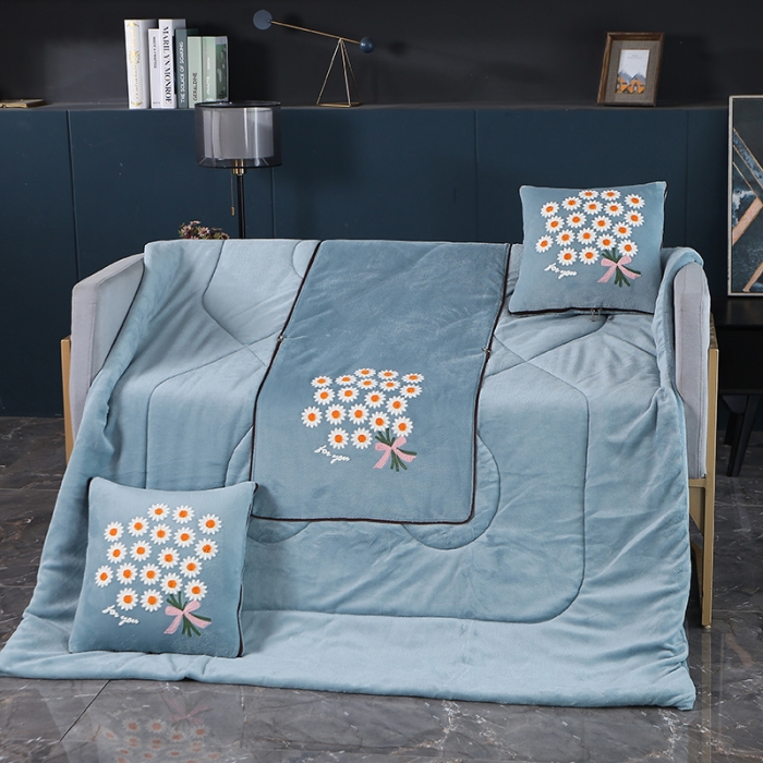 91家纺网 家纺一手货源 找家纺 伊可爱抱枕被 2023新款牛奶绒绣花抱枕被 花之恋-湖兰