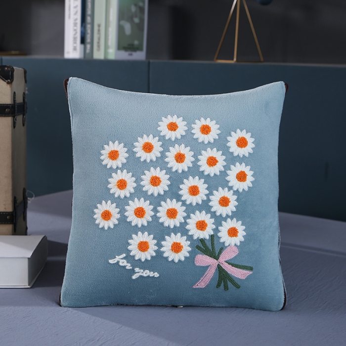 91家纺网 家纺一手货源 找家纺 伊可爱抱枕被 2023新款牛奶绒绣花抱枕被 花之恋-湖兰