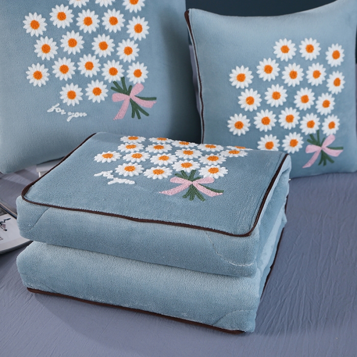 91家纺网 家纺一手货源 找家纺 伊可爱抱枕被 2023新款牛奶绒绣花抱枕被 花之恋-湖兰