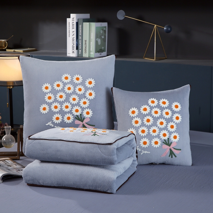 91家纺网 家纺一手货源 找家纺 伊可爱抱枕被 2023新款牛奶绒绣花抱枕被 花之恋-灰色