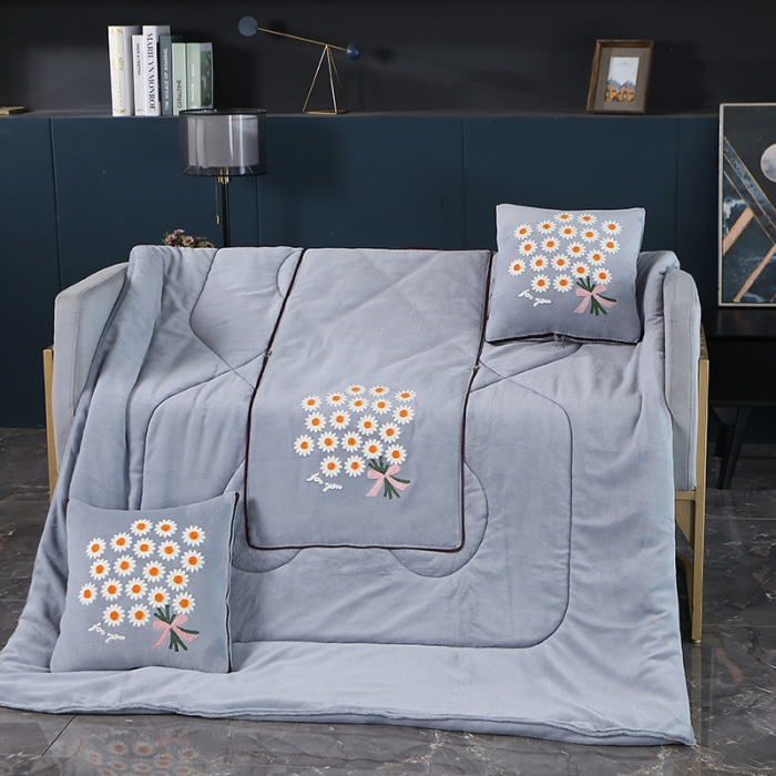 91家纺网 家纺一手货源 找家纺 伊可爱抱枕被 2023新款牛奶绒绣花抱枕被 花之恋-灰色
