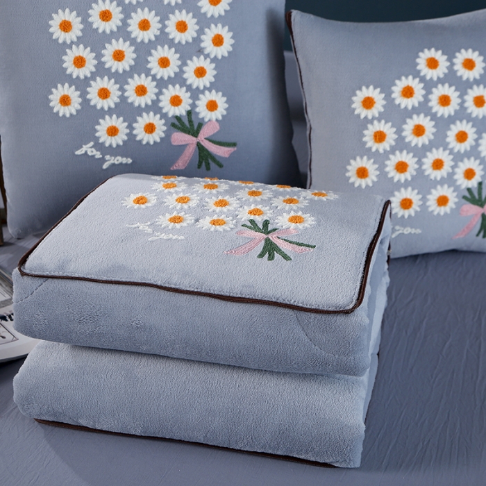 91家纺网 家纺一手货源 找家纺 伊可爱抱枕被 2023新款牛奶绒绣花抱枕被 花之恋-灰色