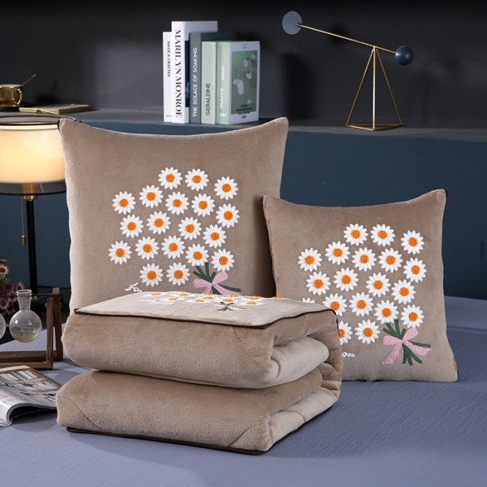 91家纺网 家纺一手货源 找家纺 伊可爱抱枕被 2023新款牛奶绒绣花抱枕被 花之恋-卡其