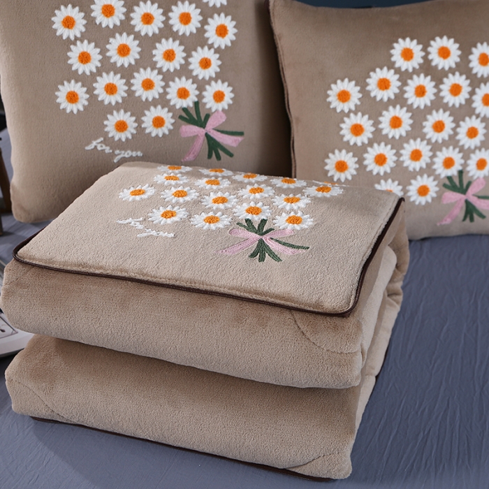 91家纺网 家纺一手货源 找家纺 伊可爱抱枕被 2023新款牛奶绒绣花抱枕被 花之恋-卡其