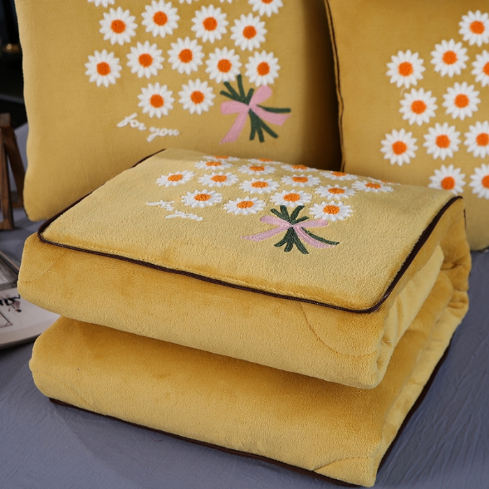 91家纺网 家纺一手货源 找家纺 伊可爱抱枕被 2023新款牛奶绒绣花抱枕被 花之恋-姜黄