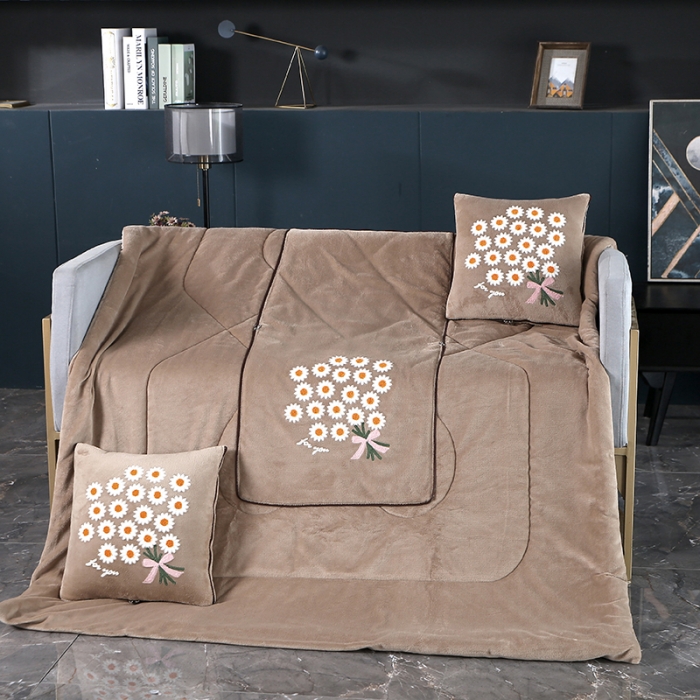 91家纺网 家纺一手货源 找家纺 伊可爱抱枕被 2023新款牛奶绒绣花抱枕被 花之恋-卡其