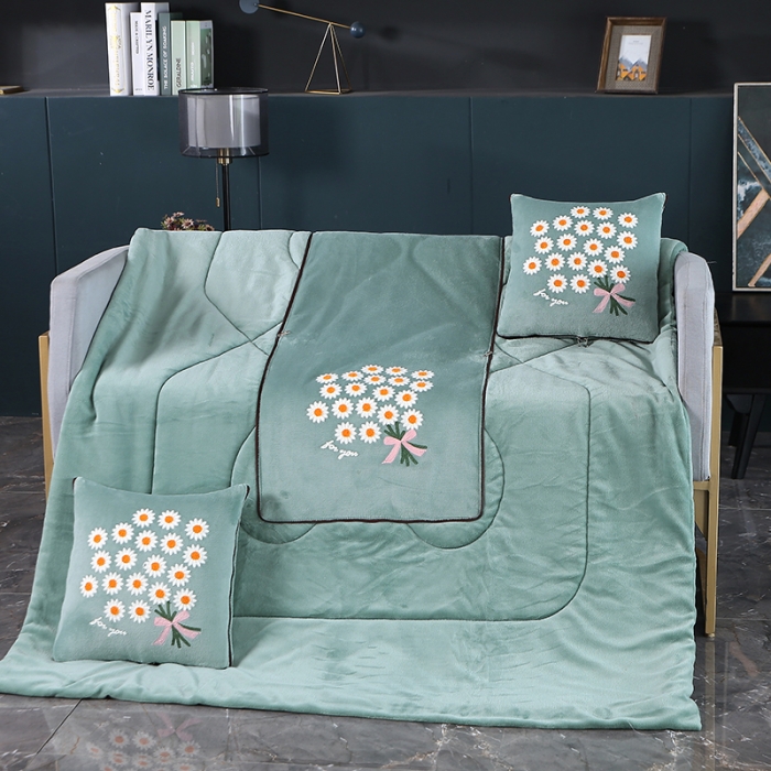 91家纺网 家纺一手货源 找家纺 伊可爱抱枕被 2023新款牛奶绒绣花抱枕被 花之恋-绿色
